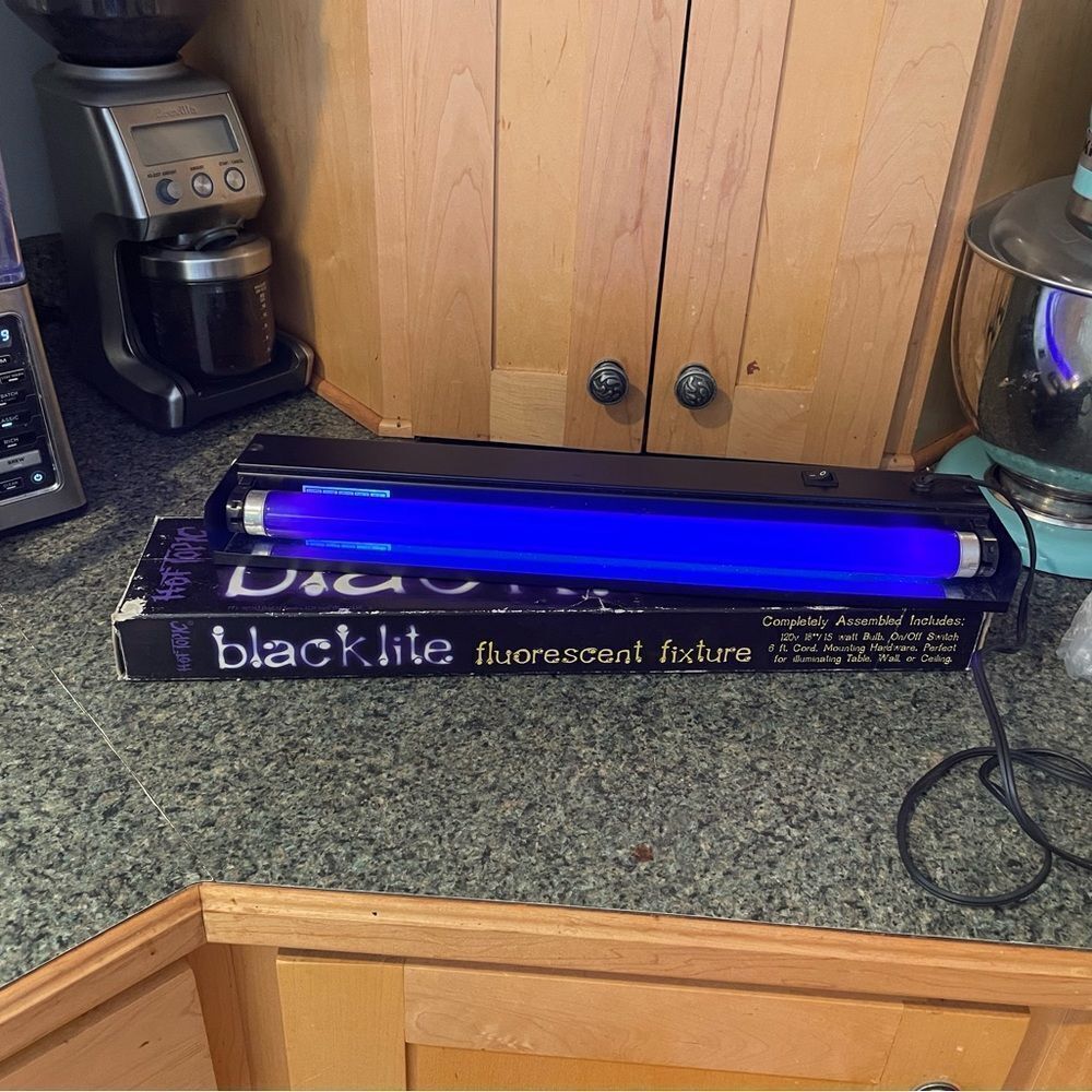 Hot Topic Vintage blacklite fluorescent light fixture. HTF - Picture 6 of 7